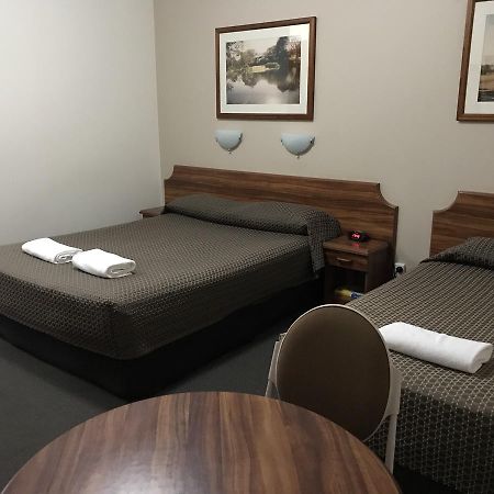 The Kidman Wayside Inn Griffith Bagian luar foto