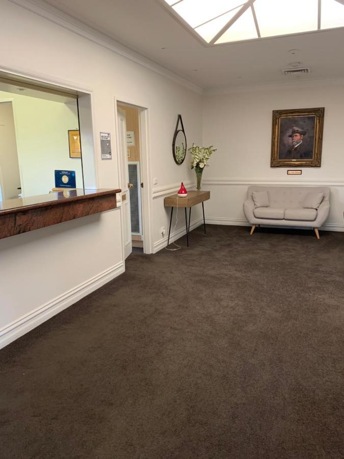 The Kidman Wayside Inn Griffith Bagian luar foto