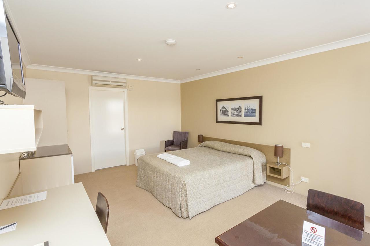 The Kidman Wayside Inn Griffith Bagian luar foto