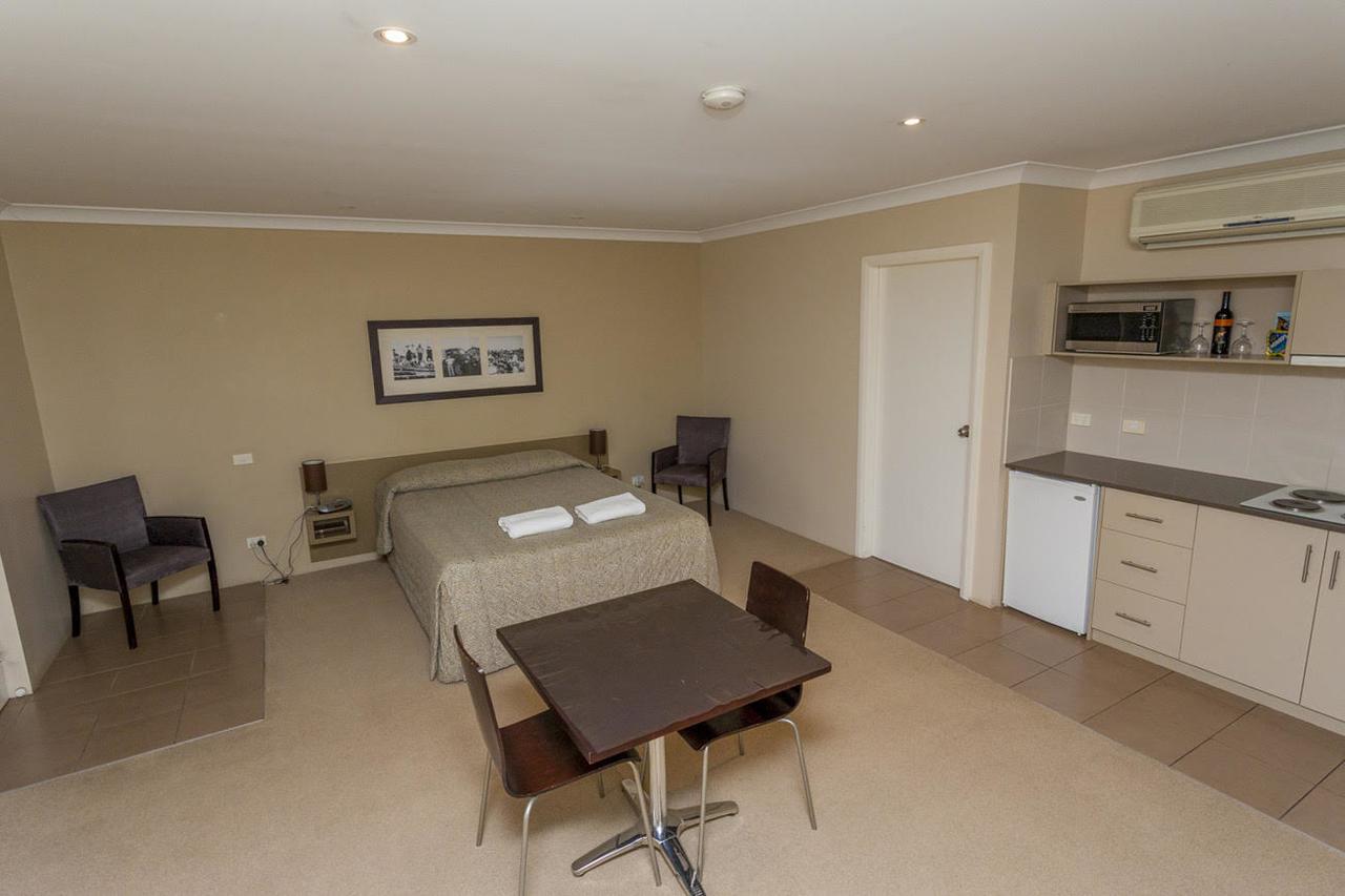 The Kidman Wayside Inn Griffith Bagian luar foto