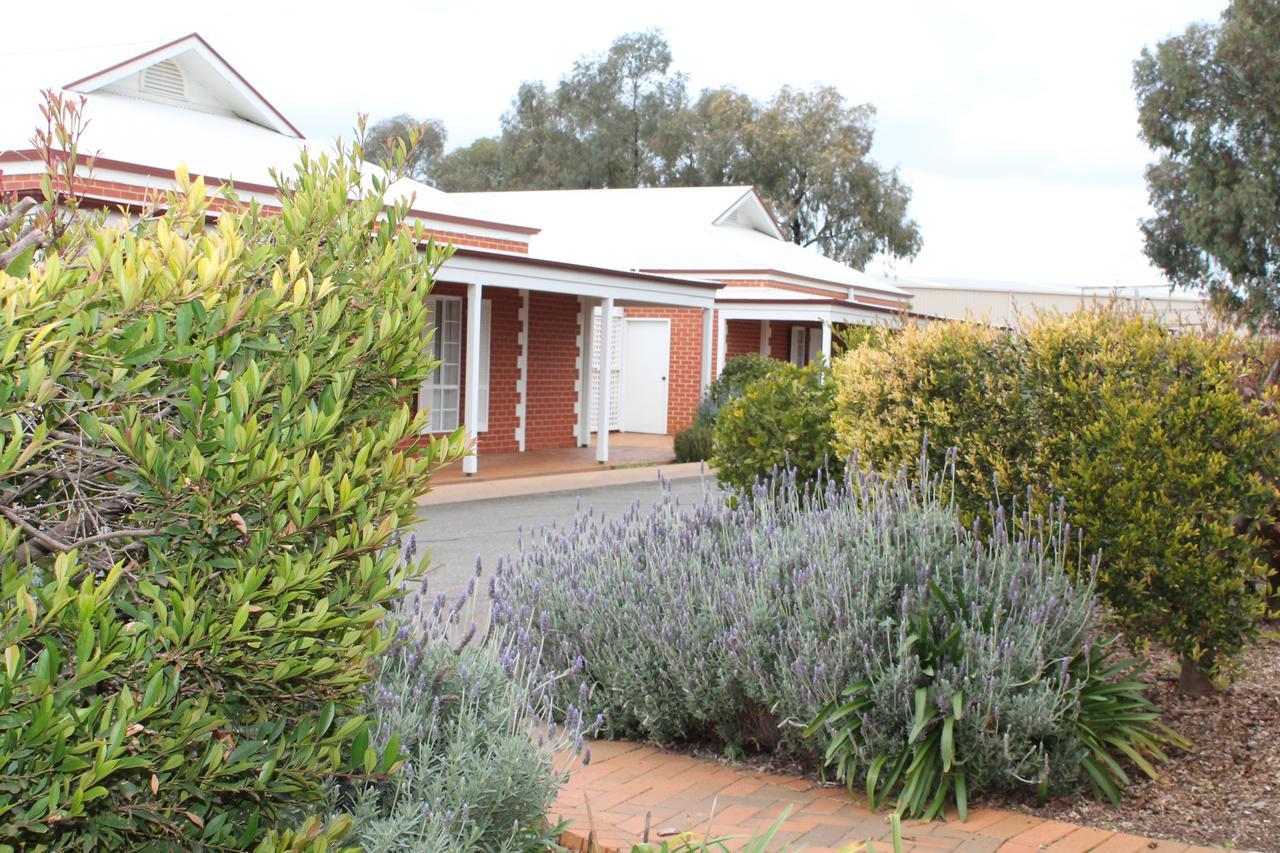 The Kidman Wayside Inn Griffith Bagian luar foto