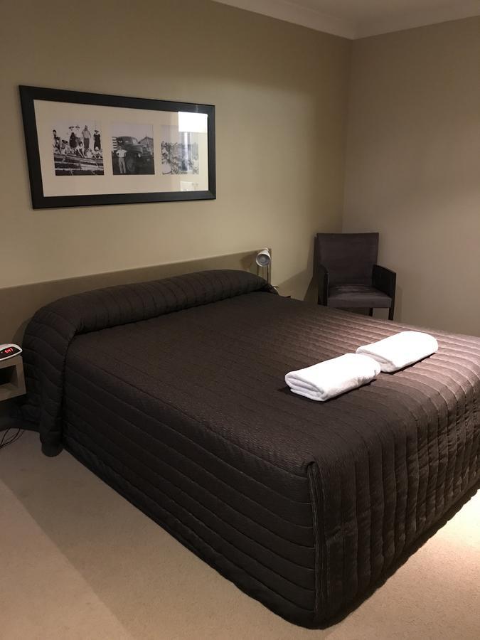 The Kidman Wayside Inn Griffith Bagian luar foto